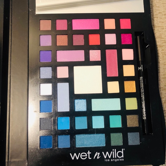 Wet n Wild Beauty Book - Picture 7 of 8